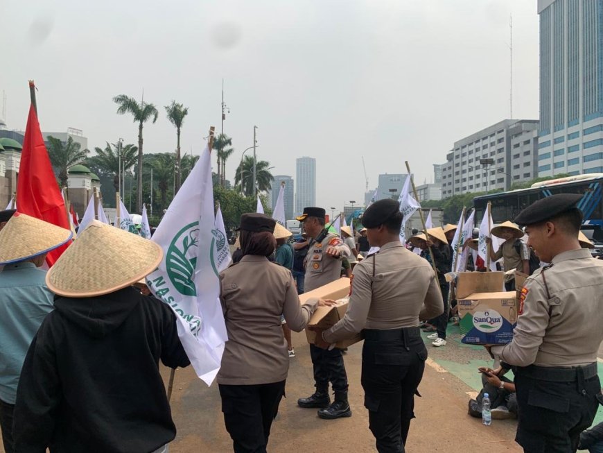 Polisi Tebar Kepedulian kepada Massa Aksi dengan Membagikan Konsumsi